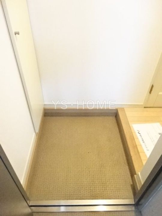 東京都杉並区西荻南2の賃貸マンションの玄関