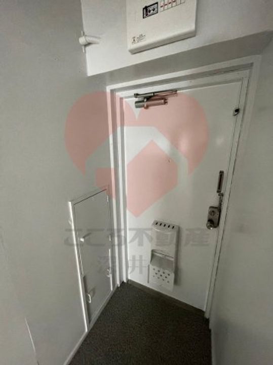 大阪府交野市私部8(マンション)の賃貸物件の玄関