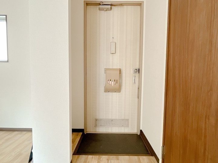 フォーブル三重野の玄関