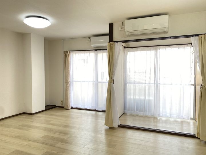 白樺マンションの居間
