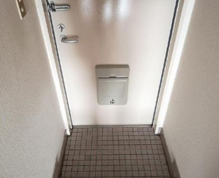 サンレモハイツ上杉の玄関