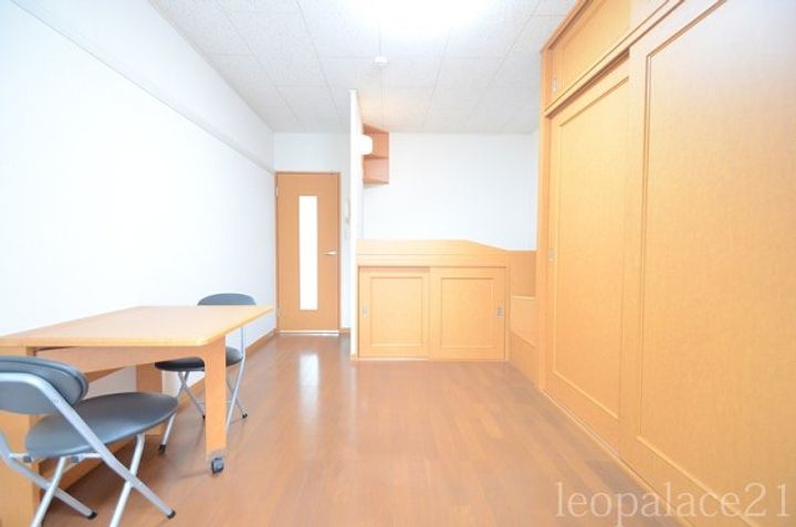 レオパレスカネエーズ松ヶ丘A棟の居間