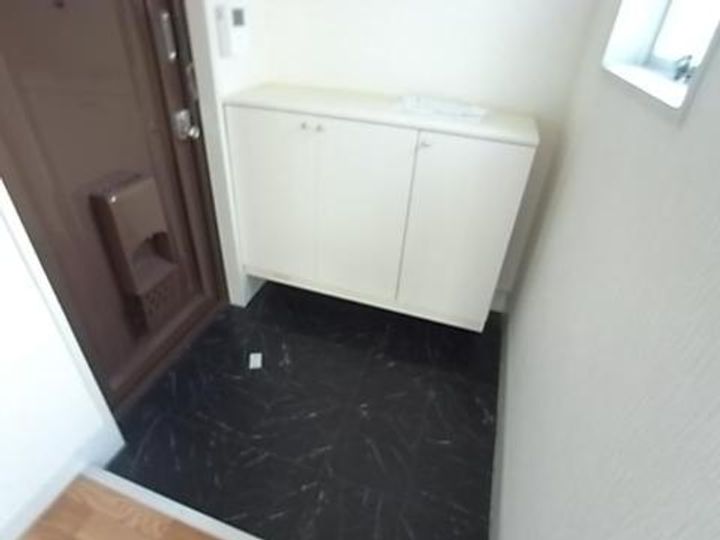 オレンジマンションの玄関