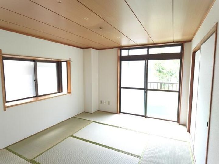 東條ビルの居間