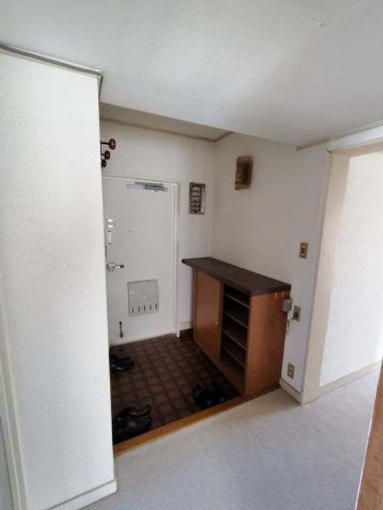 コーポ湘南大津6号棟の玄関