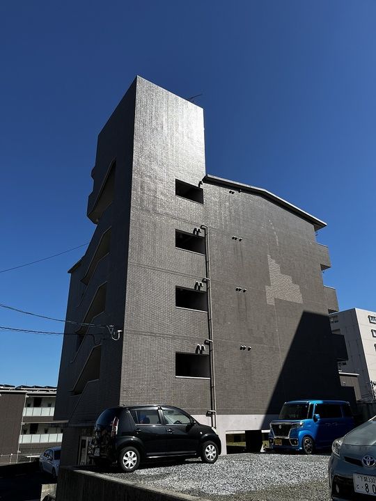 コムズ学園前の外観
