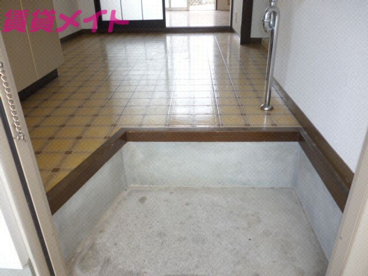 サニーライフ栗真三重大学前の玄関