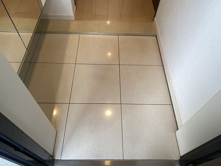 サンパーク明野東 401号の玄関