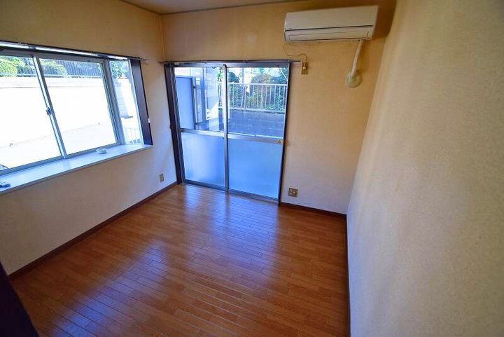 光ハイツの居間