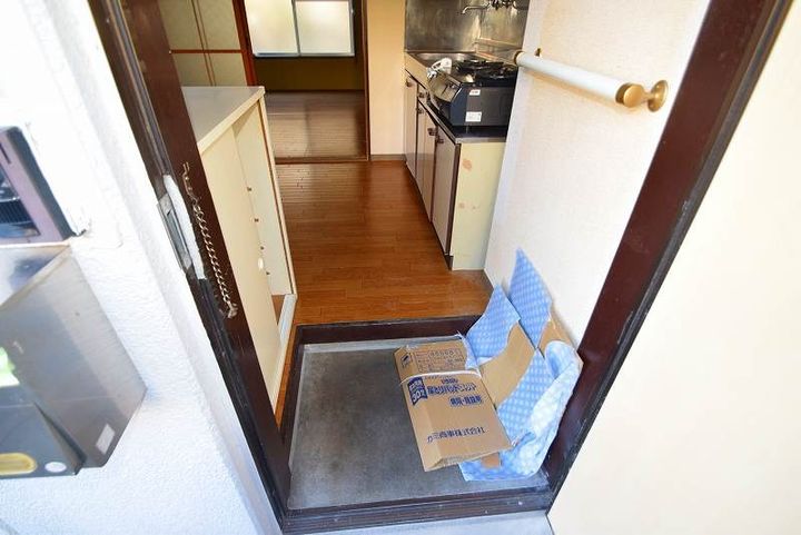 光ハイツの玄関