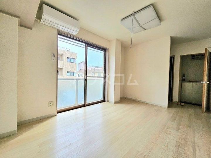 ドミトリーカナイの居間