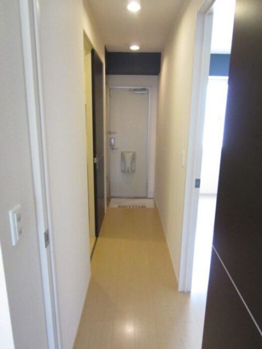 フローラIII番館の玄関