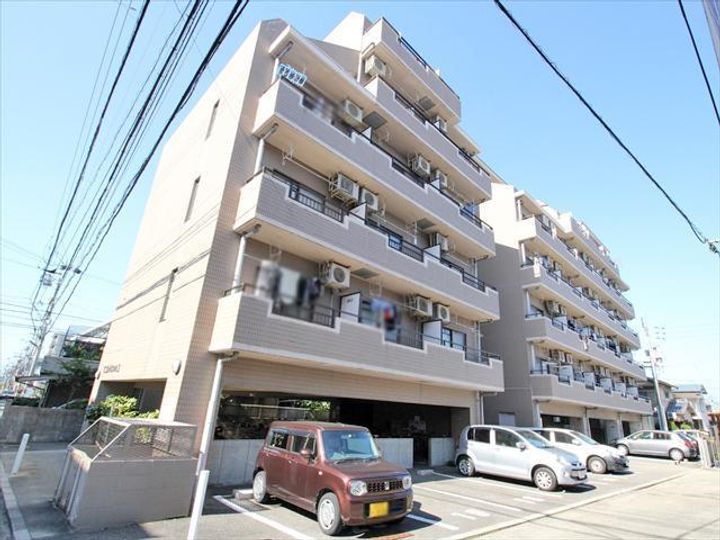 エンブレム山越の外観