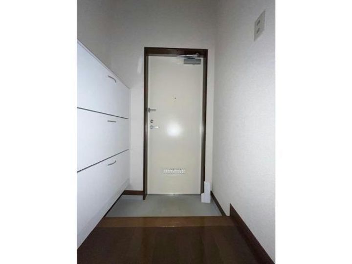 小泉マンションの玄関