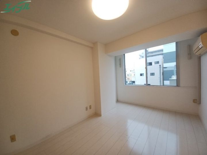 ベース四日市の居間