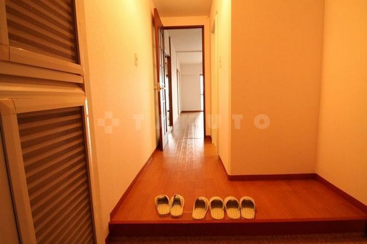 日商岩井朱雀マンションの玄関