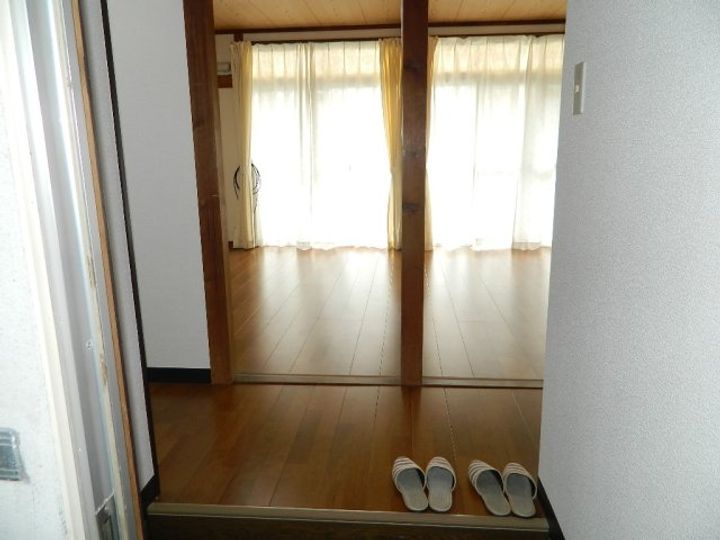 フラワーマンションの玄関