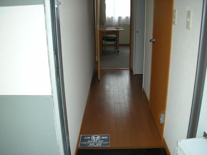レオパレス亀川の玄関