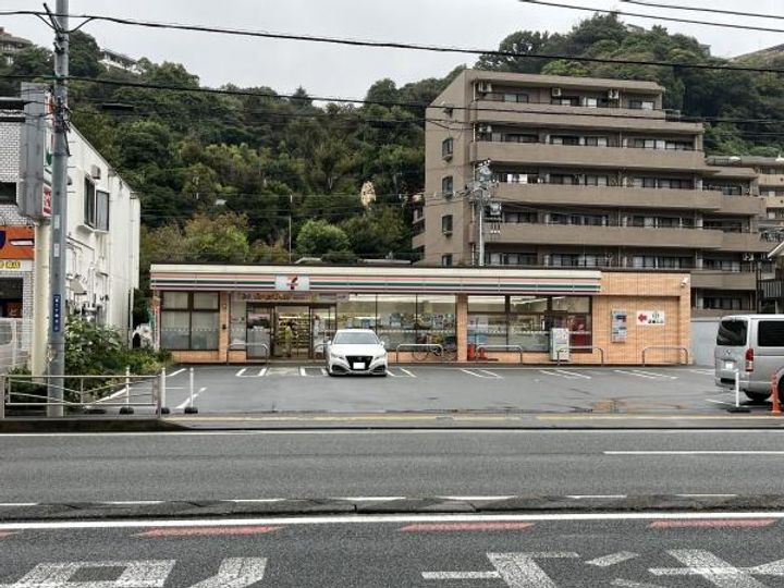 ドルフ磯子の周辺