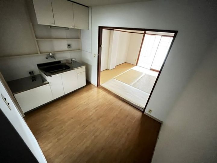 八木興産ビルの居間