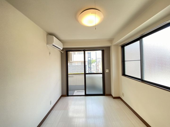 遠山ビルの居間