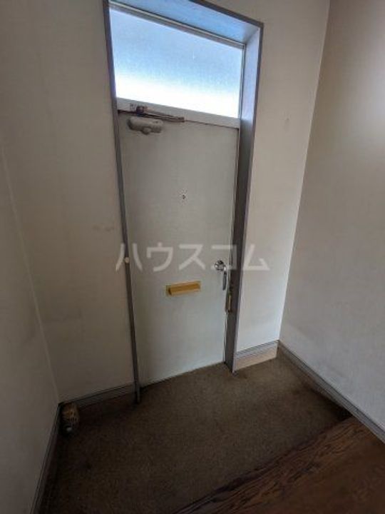 元町ハイツ B棟の玄関