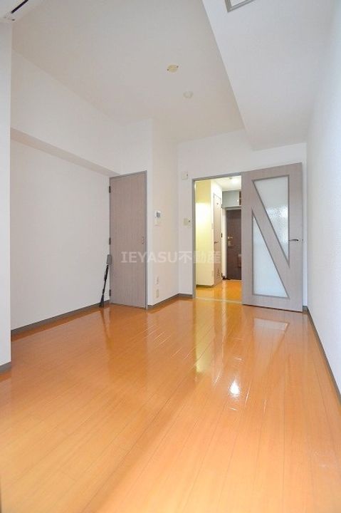 ユーアイビルの居間