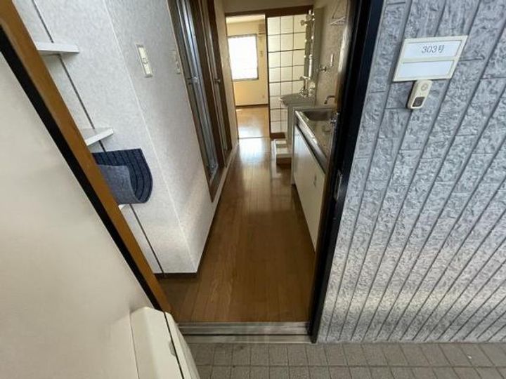 シャトル壱番館の玄関