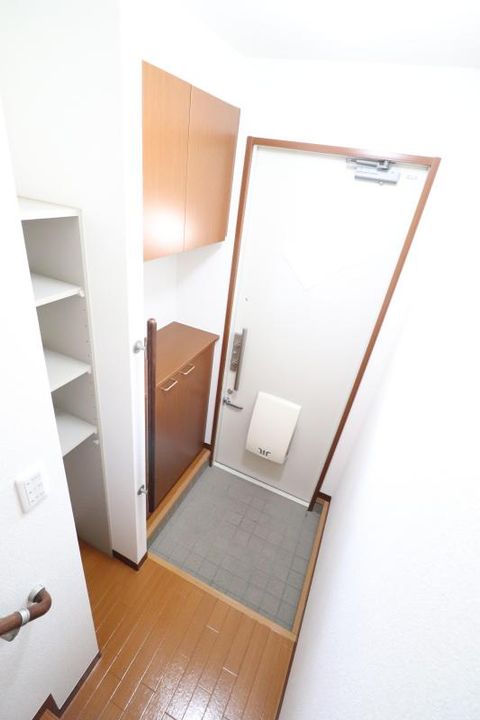 ヴェルデメゾンさだいわ D棟の玄関