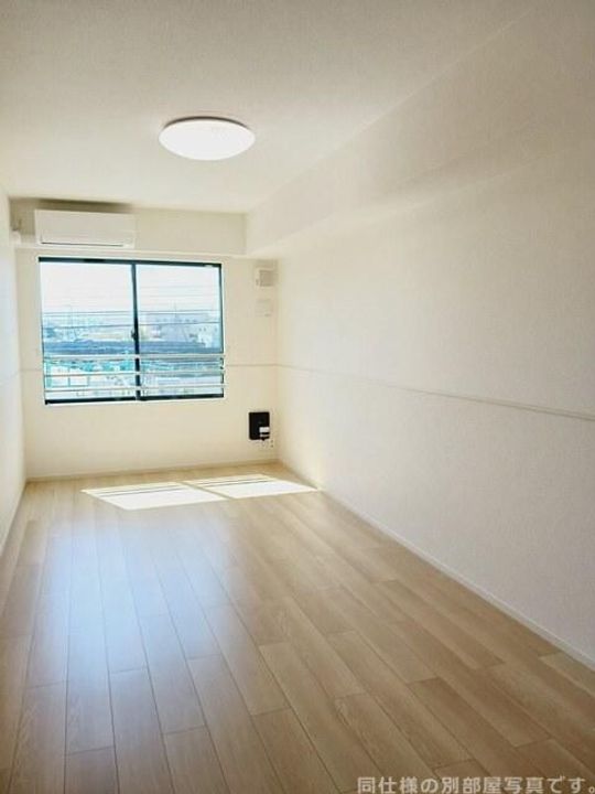 メゾン ミモザVの居間