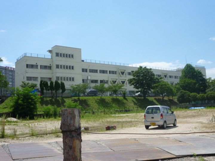 クレストールの周辺