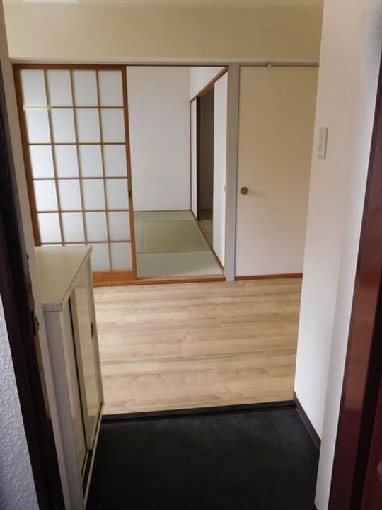 シャトレ東新町の玄関