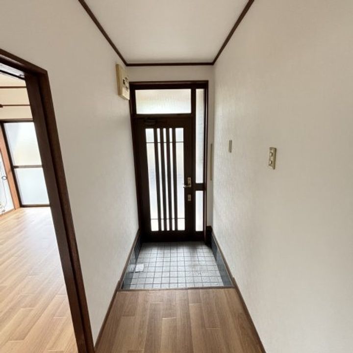 大阪府枚方市伊加賀緑町(一戸建)の賃貸物件の玄関
