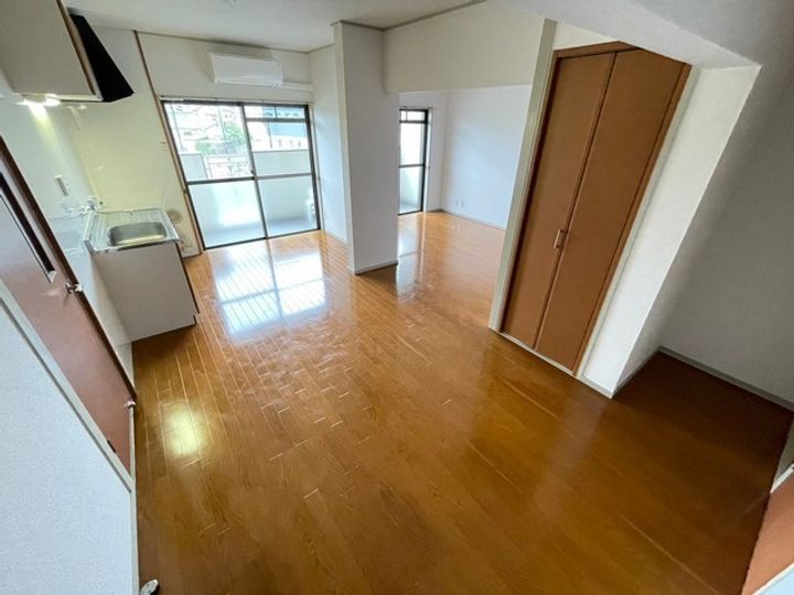 カルチェ川内の居間