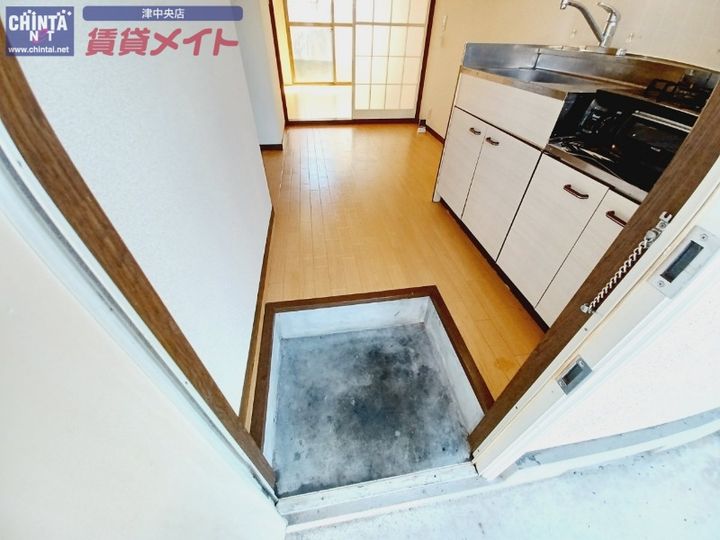 ドミトリー小川93の玄関