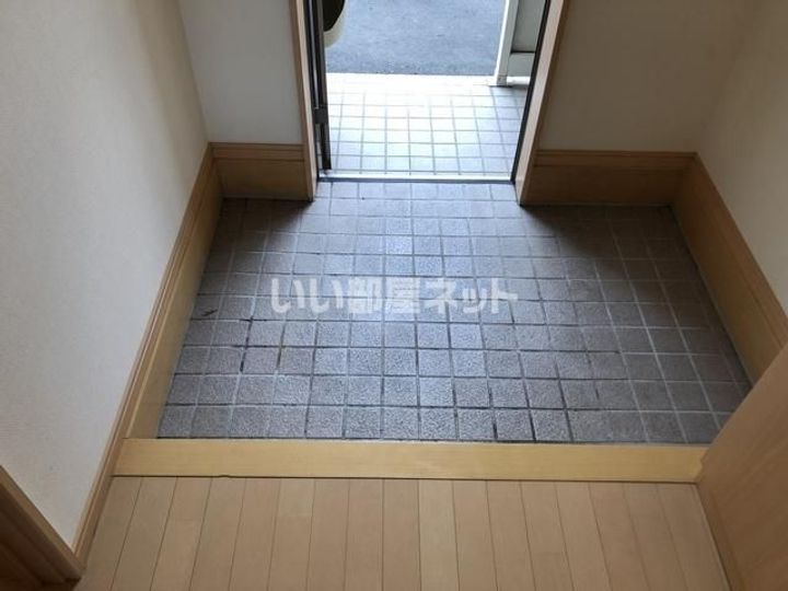 メリープラッツ平成町IV棟の玄関