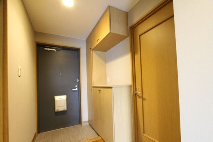 グランドール朝霞の玄関