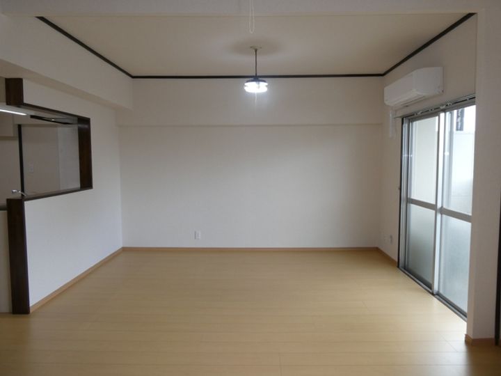 ロイヤルコーポヨコタの居間