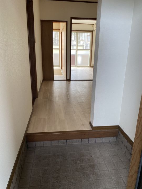 コーポラスみやまるの玄関