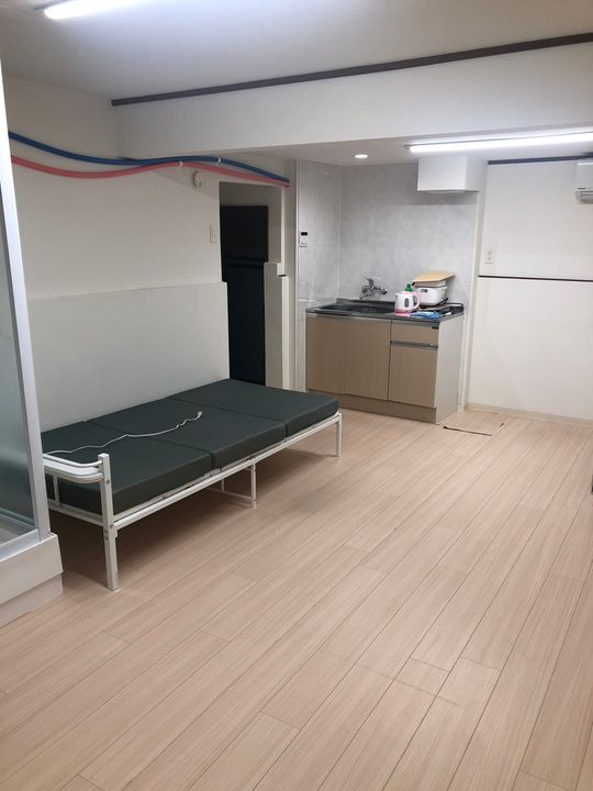 岡孝アパートの居間