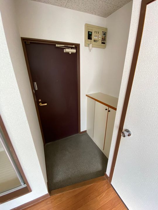 三重県四日市市西新地(マンション)の賃貸物件の玄関