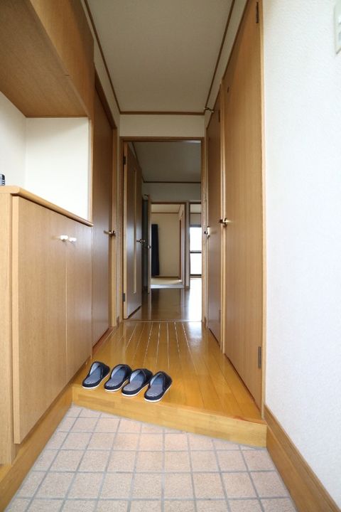 岡山県総社市三輪(マンション)の賃貸物件の玄関