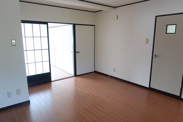 チエコビルの居間