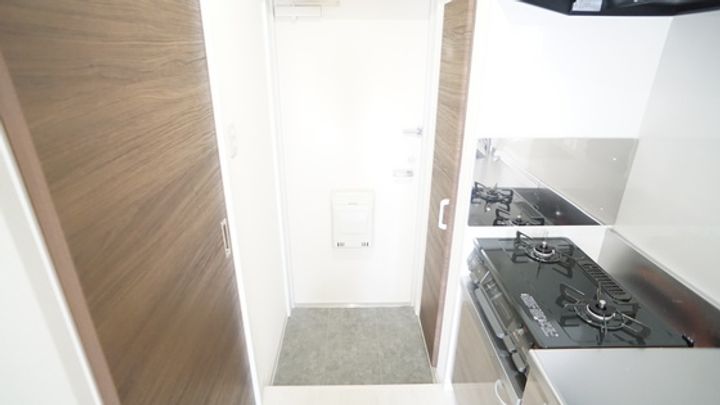 メゾンモンマルトル西古河の玄関