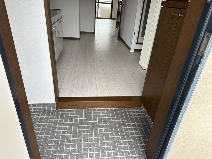 山本マンションの玄関