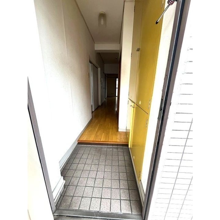 錦ヶ丘ハイツA棟の玄関