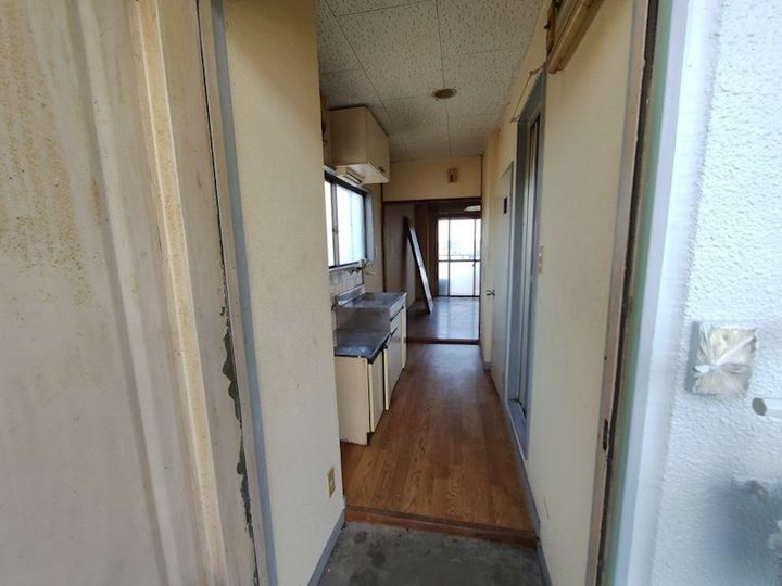 神奈川県伊勢原市白根(マンション)の賃貸物件の玄関