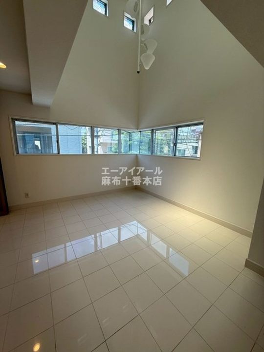 東京都港区西麻布1(一戸建)の賃貸物件の居間