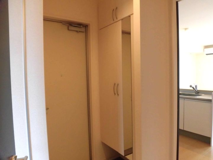 アルティスタ Bの玄関