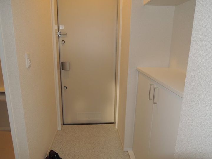 大阪府吹田市西の庄町(マンション)の賃貸物件の玄関